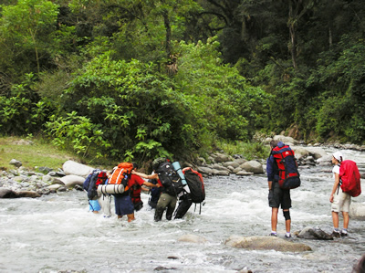 Senderos del Aconquija vadeando el río